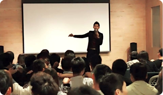 Steve 在台上授課