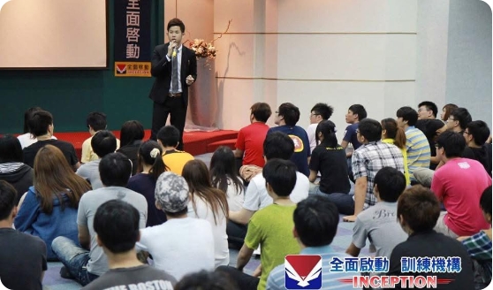 Steve 在課堂上指導學員
